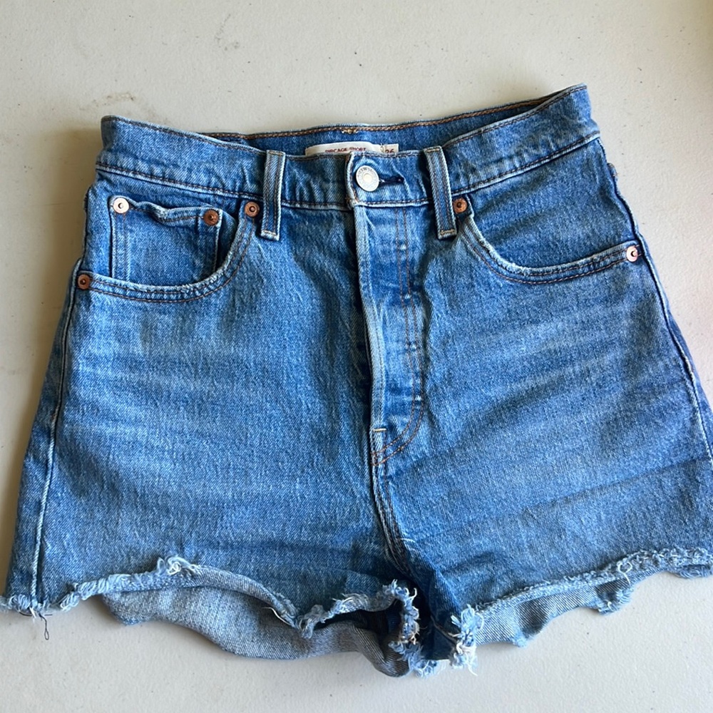 Levi’s Premium Women’s Ribcage Jean Shorts